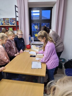 Foto des Albums: Die Klassen 3a und 3b besuchen die Gemeindebücherei Hollstadt