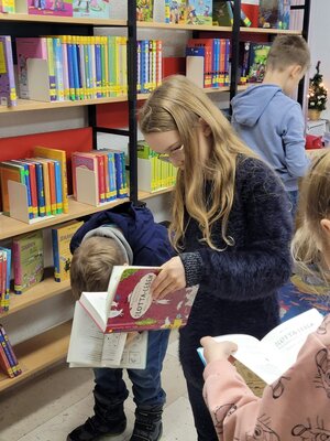 Foto des Albums: Die Klassen 3a und 3b besuchen die Gemeindebücherei Hollstadt