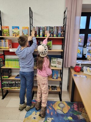 Foto des Albums: Die Klassen 3a und 3b besuchen die Gemeindebücherei Hollstadt