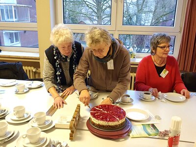 ... und danach gab es wie immer Kaffee, Tee und leckeren Kuchen 
