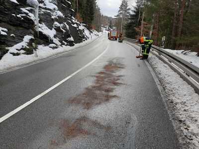 Foto des Albums: Technische Hilfe Klein - Ölspur mit Gefahr 01/23
