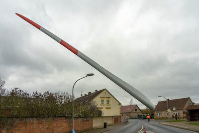 Fotoalbum Transport eines Rotorblattes für eine Windkraftanlage durch Holzhausen