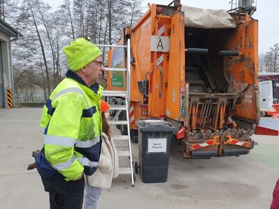 Foto des Albums: Wohin mit dem Müll? Die Klassen 4a und 4b besuchen den Wertstoffhof in Bad Neustadt
