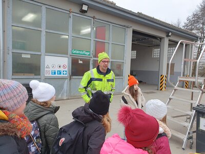 Foto des Albums: Wohin mit dem Müll? Die Klassen 4a und 4b besuchen den Wertstoffhof in Bad Neustadt