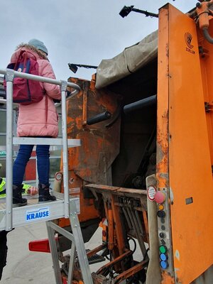 Foto des Albums: Wohin mit dem Müll? Die Klassen 4a und 4b besuchen den Wertstoffhof in Bad Neustadt