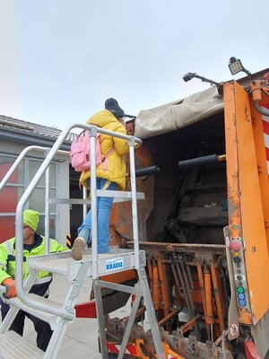 Foto des Albums: Wohin mit dem Müll? Die Klassen 4a und 4b besuchen den Wertstoffhof in Bad Neustadt