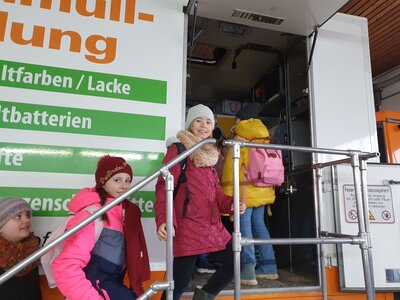 Foto des Albums: Wohin mit dem Müll? Die Klassen 4a und 4b besuchen den Wertstoffhof in Bad Neustadt