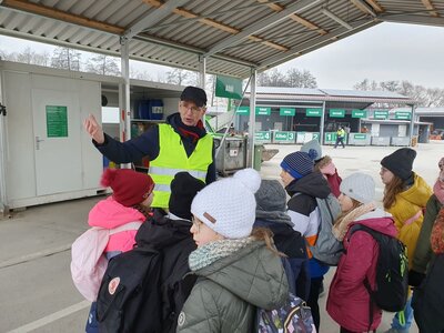 Foto des Albums: Wohin mit dem Müll? Die Klassen 4a und 4b besuchen den Wertstoffhof in Bad Neustadt