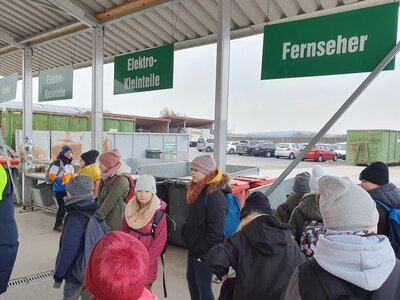 Foto des Albums: Wohin mit dem Müll? Die Klassen 4a und 4b besuchen den Wertstoffhof in Bad Neustadt
