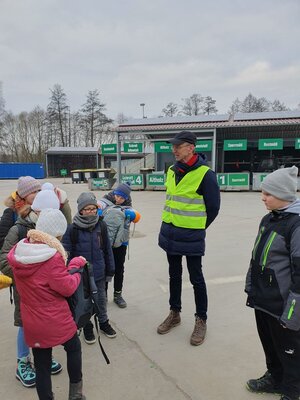 Foto des Albums: Wohin mit dem Müll? Die Klassen 4a und 4b besuchen den Wertstoffhof in Bad Neustadt