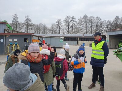 Foto des Albums: Wohin mit dem Müll? Die Klassen 4a und 4b besuchen den Wertstoffhof in Bad Neustadt