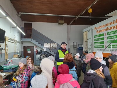 Foto des Albums: Wohin mit dem Müll? Die Klassen 4a und 4b besuchen den Wertstoffhof in Bad Neustadt