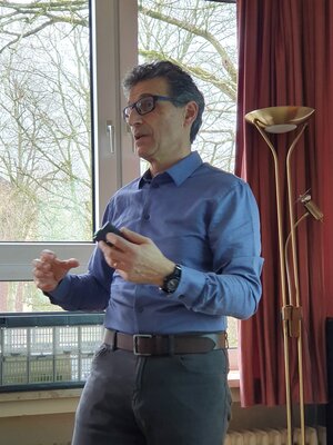 Professor Philippou erl&auml;rt, wie in der Pathologie die Gewebeentnahmen untersucht werden 