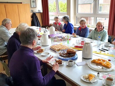 Im Anschluss wurde bei Kaffee und Kuchen weiterdiskutiert 