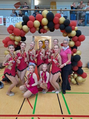 Herzlichen Gl&uuml;ckwunsch!!! Stolze Trainerinnen und Gymnastinnen. 