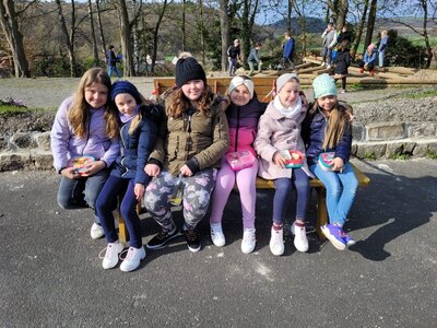 Foto des Albums: Freundschaftsbänke an der Grundschule Hollstadt-Wollbach