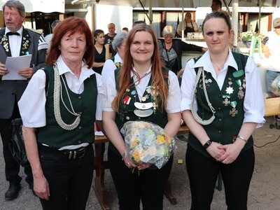 Die neue Damenk&ouml;nigin 2023 / 2024 hei&szlig;t Stephanie Koch (Mitte). Sie freut sich zusammen mit ihren Adjutantinnen Susanne Koch (rechts, Schwester von der Damenk&ouml;nigin), sowie Erika Erdmann (links), die zum Vogelschie&szlig;en in den Verein neu eingetreten ist.  (Bild vergr&ouml;&szlig;ern)