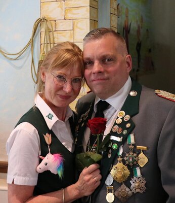 Der ehemalige Sch&uuml;tzenk&ouml;nig 22/23 Hermann Marquard hat seiner langj&auml;hrigen Lebensgef&auml;hrtin Simone Petermann beim Festessen am Sonntag einen Heiratsantrag gemacht.Mit einem lautem: &bdquo;JA, ich WILL!&ldquo; sagte sie zu. Der ganze Saal jubelte und applaudierte dem frisch verlobten Paar zu.  (Bild vergr&ouml;&szlig;ern)