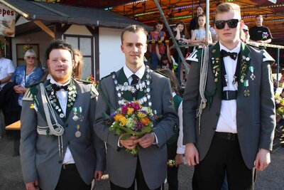 Die neue Jungsch&uuml;tzenmannschaft 2022/2023. Die Adjutanten Fiete Haye und Fabian Kahnt umrahmen den neuen Jungsch&uuml;tzenk&ouml;nig Jeremy Dissel.  (Bild vergr&ouml;&szlig;ern)