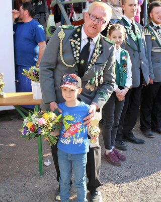 Neuer stolzer Kinderk&ouml;nig 2022/2023 ist Tius Host mit seinem Vater Jan.  (Bild vergr&ouml;&szlig;ern)