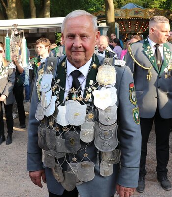K&ouml;nig 2023 / 2024 Klaus Meyer "der f&uuml;rsorgliche Oldievadder"  (Bild vergr&ouml;&szlig;ern)