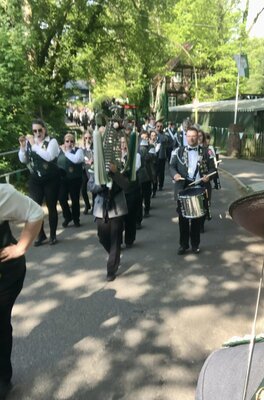 Sonntagsfestumzug bei sch&ouml;nem Wetter durch das Dorf. Der Spielmannszug R&ouml;nneburg spielt auf.  (Bild vergr&ouml;&szlig;ern)