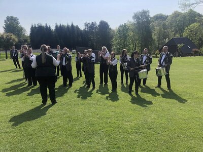 Kleines musikalisches St&auml;ndchen des Spielmannszuges R&ouml;nneburg bei der Abholung des scheidenden Sch&uuml;tzenk&ouml;nigs Hermann Marquard am Sonntagmorgen.Bestes Wetter und klasse Verpflegung.  (Bild vergr&ouml;&szlig;ern)