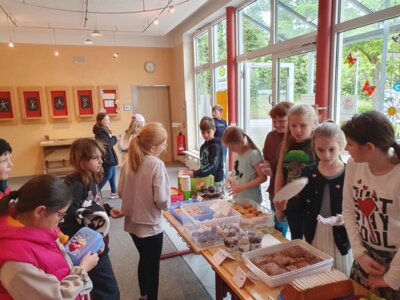 Foto des Albums: Pausenverkauf der Klassen 4a und 4b