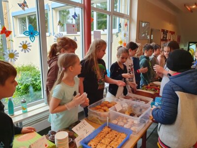 Foto des Albums: Pausenverkauf der Klassen 4a und 4b