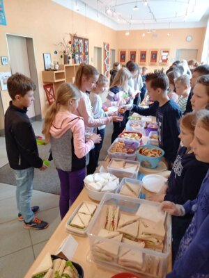 Foto des Albums: Pausenverkauf der Klassen 4a und 4b