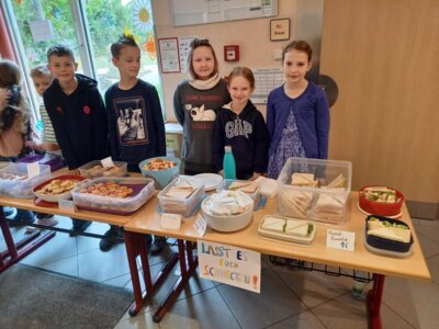 Foto des Albums: Pausenverkauf der Klassen 4a und 4b