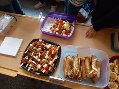Foto des Albums: Pausenverkauf der Klassen 4a und 4b