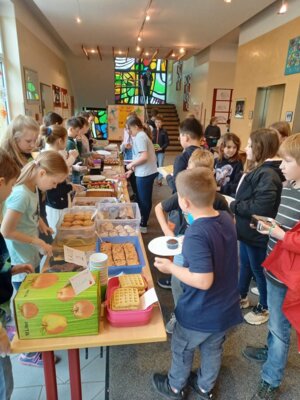 Foto des Albums: Pausenverkauf der Klassen 4a und 4b