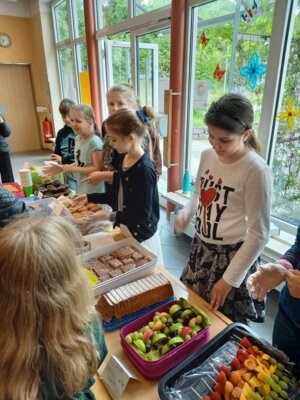 Foto des Albums: Pausenverkauf der Klassen 4a und 4b