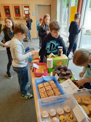 Foto des Albums: Pausenverkauf der Klassen 4a und 4b