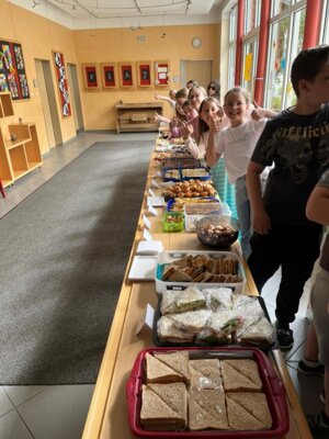 Foto des Albums: Pausenverkauf der Klassen 4a und 4b