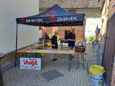 ...am Grillstand gab es Wurst vom Holzkohlengrill und hausgemachte Gulaschsuppe  (Bild vergr&ouml;&szlig;ern)