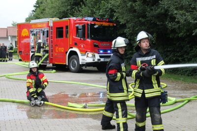 Feuerwehr Hoogstede beim L&ouml;schangriff  (Bild vergr&ouml;&szlig;ern)