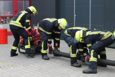 Feuerwehr Sch&uuml;ttorf beim Kuppeln der Saugleitung  (Bild vergr&ouml;&szlig;ern)