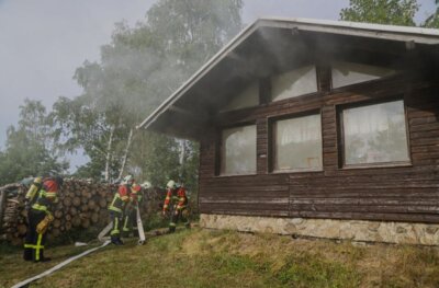 Foto des Albums: Brand Mittel - Rauchentwicklung Feld/Kleingarten hinter Schule 06/23