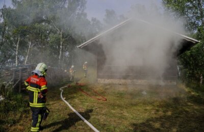 Foto des Albums: Brand Mittel - Rauchentwicklung Feld/Kleingarten hinter Schule 06/23