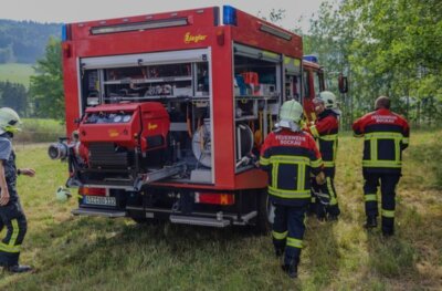 Foto des Albums: Brand Mittel - Rauchentwicklung Feld/Kleingarten hinter Schule 06/23