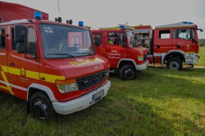 Foto des Albums: Brand Mittel - Rauchentwicklung Feld/Kleingarten hinter Schule 06/23