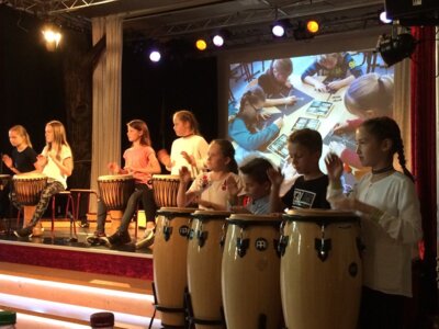 Foto des Albums: Auftritt der Percussionklasse im Festsaal 