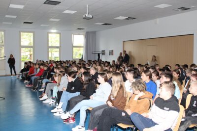 Foto des Albums: Die Autorin Sabine Ludwig zu Besuch in unserer Schule