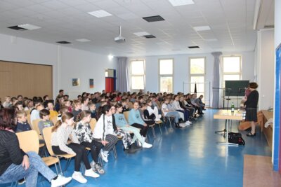 Foto des Albums: Die Autorin Sabine Ludwig zu Besuch in unserer Schule