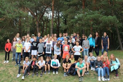Tag 1 Wir trafen uns um 8:45 Uhr auf dem Schulhof und um 9:00 Uhr sind wir losgefahren. Los geht&acute;s! Nach zwei Stunden die erste Pause. Weiter geht&acute;s, denn zwei Stunden haben wir noch vor uns. Endlich sind wir angekommen, aber dann mussten wir schon zur Besprechung, wo uns gesagt wurde, wann und wo wir uns zum Essen treffen. Danach hatten wir Freizeit bis zum Abendbrot. Nach dem Abendbrot haben wir im Haus Spiele gespielt, denn es regnete. So, aber jetzt ab ins Bett! Gute Nacht! Nele  (Bild vergr&ouml;&szlig;ern)