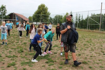 Tag 3 Fr&uuml;h Morgens sind wir aufgestanden und haben uns fertiggemacht. Dann haben wir gefr&uuml;hst&uuml;ckt. Nach dem Fr&uuml;hst&uuml;ck sind wir auf den Fu&szlig;ballplatz gegangen und haben "Wo ist D&ouml;rte?" gespielt. Nach dem Spiel sind wir in den Hochseilgarten gegangen und sollten gemeinsam eine 4m hohe glatte Wand bew&auml;ltigen. Danach sind drei Team&acute;s gebildet worden, die jeweils sich an der 10m hohen Kletterwand probiert haben. Nach dem Abendbrot hatten wir noch eine Teamaufgabe. Theodor  (Bild vergr&ouml;&szlig;ern)