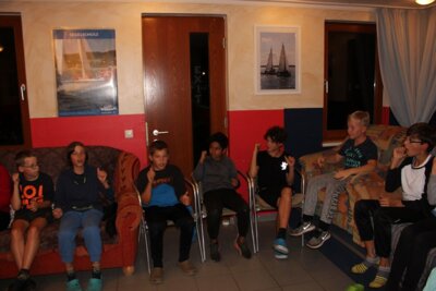Tag 5 Wir sind aufgestanden und haben erstmal Fr&uuml;hst&uuml;ck gegessen. Dann sind wir zum Bus gelaufen und haben die Koffer und alles andere eingeladen. Zum Schluss sind wir dann alle gemeinsam nach Hause gefahren. Als wir angekommen sind, warteten unsere Eltern auf uns. Wir haben in dieser Woche viel erlebt, und haben viel zu erz&auml;hlen. Noah  (Bild vergr&ouml;&szlig;ern)