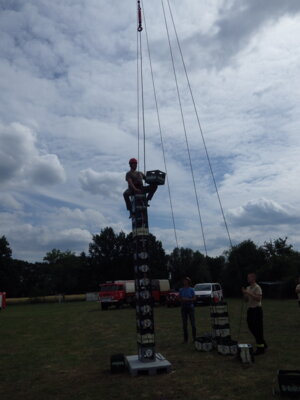 hoch hinaus beim Bierkastenstapeln 